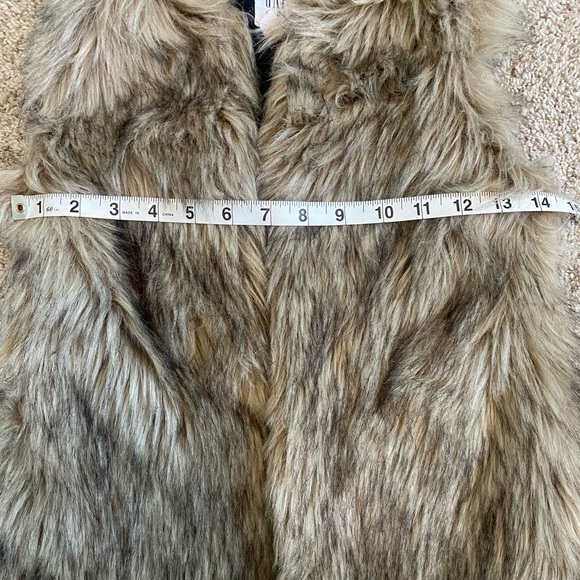 EUC Gap Kid’s Fur Vest - Picture 3 of 6